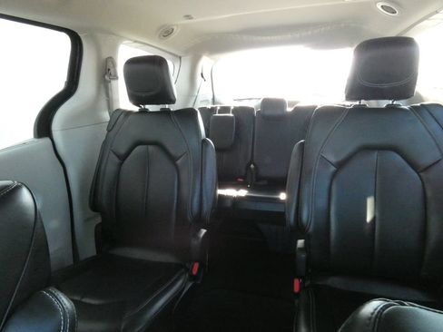 Used 2023 Chrysler Pacifica Touring-L FWD image 40