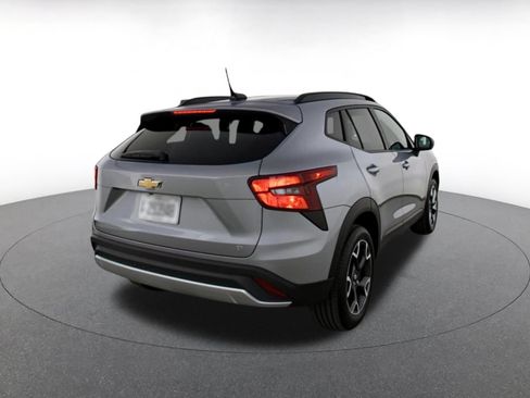 Used 2025 Chevrolet Trax LT w/ LT Convenience Package FWD image 9