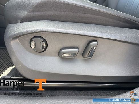 Used 2024 Volkswagen Tiguan SE w/ Panoramic Sunroof Package image 18