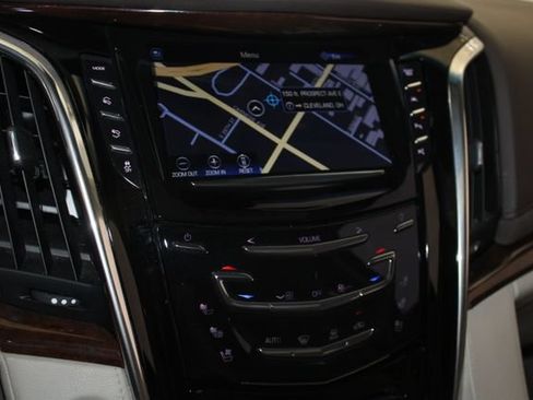 Used 2017 Cadillac Escalade Luxury AWD/4WD image 19