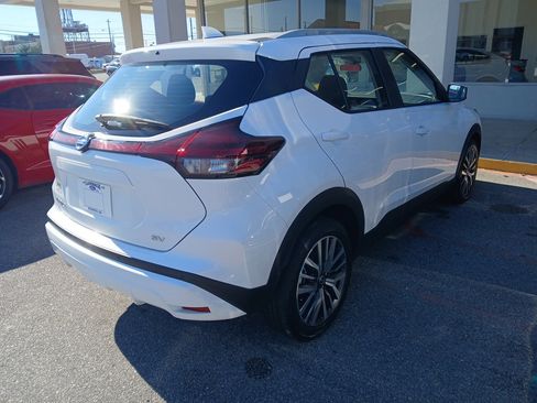 Used 2021 Nissan Kicks SV image 3