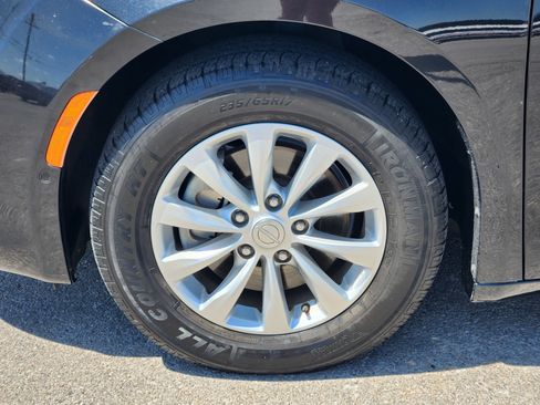 Used 2019 Chrysler Pacifica Touring-L w/ Advanced Safetytec Group FWD image 10