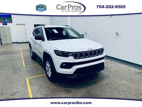 Used 2024 Jeep Compass Latitude image 1