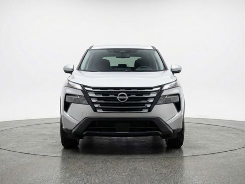 Used 2025 Nissan Rogue SV image 2