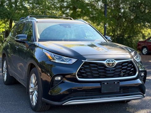Certified 2024 Toyota Highlander Platinum AWD/4WD image 7