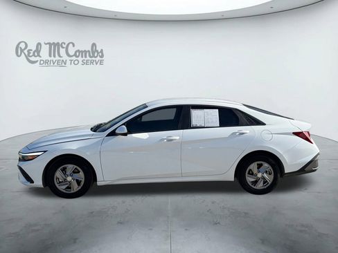 Used 2025 Hyundai Elantra SE image 2