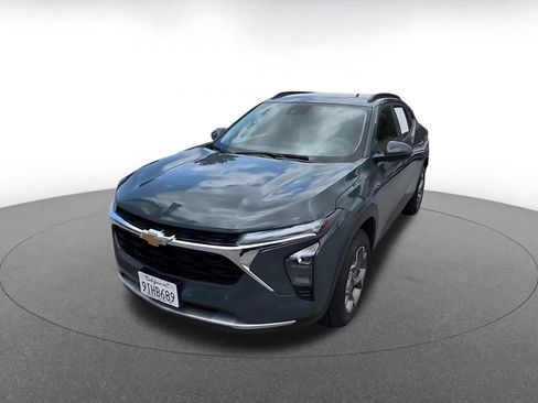 Used 2025 Chevrolet Trax LT FWD image 7