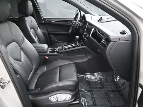 Certified 2025 Porsche Macan image 30