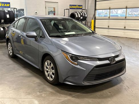 Used 2023 Toyota Corolla LE image 3