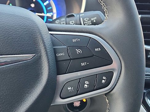 Used 2024 Chrysler Pacifica Select image 21