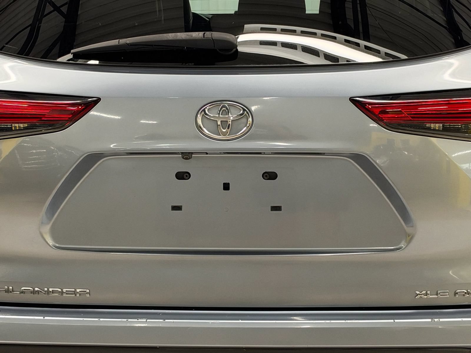 Used 2020 Toyota Highlander XLE AWD/4WD image 11