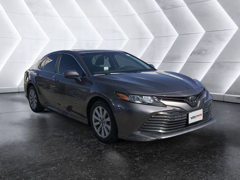 Used 2018 Toyota Camry LE image 1
