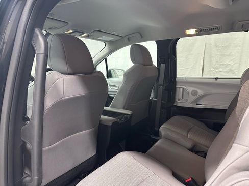 Used 2025 Toyota Sienna LE image 48