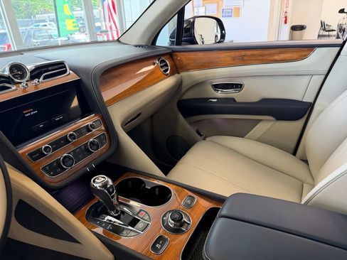 Used 2024 Bentley Bentayga AWD/4WD image 10