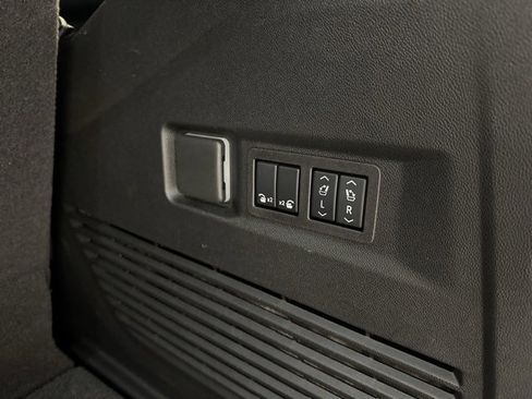 Used 2025 Chevrolet Tahoe High Country image 41