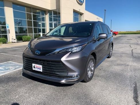 Used 2023 Toyota Sienna XLE image 1