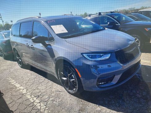 Used 2025 Chrysler Pacifica Limited image 5