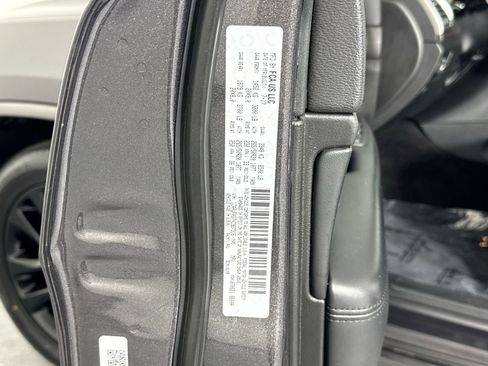 Used 2017 Jeep Grand Cherokee Altitude image 36