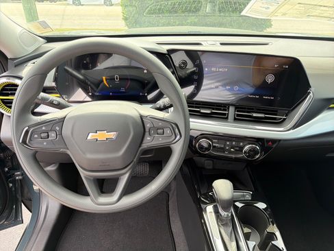 New 2026 Chevrolet Trax LT w/ Sunroof Package FWD image 4