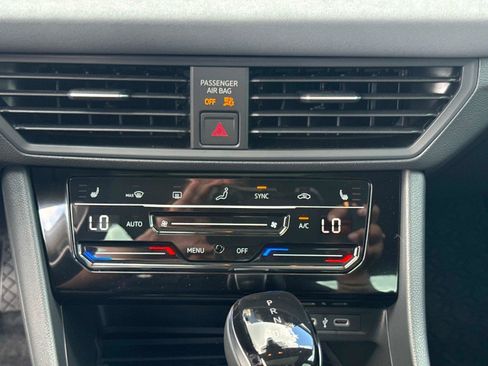 Used 2025 Volkswagen Jetta SE FWD image 23
