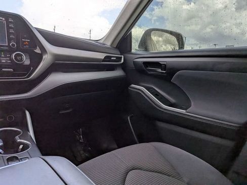 Used 2020 Toyota Highlander L FWD image 17