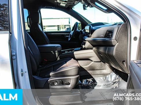 Used 2025 Chevrolet Suburban High Country image 23