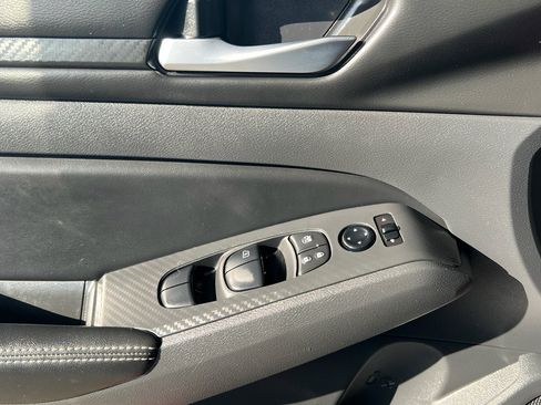 Used 2025 Nissan Altima 2.5 SV image 19