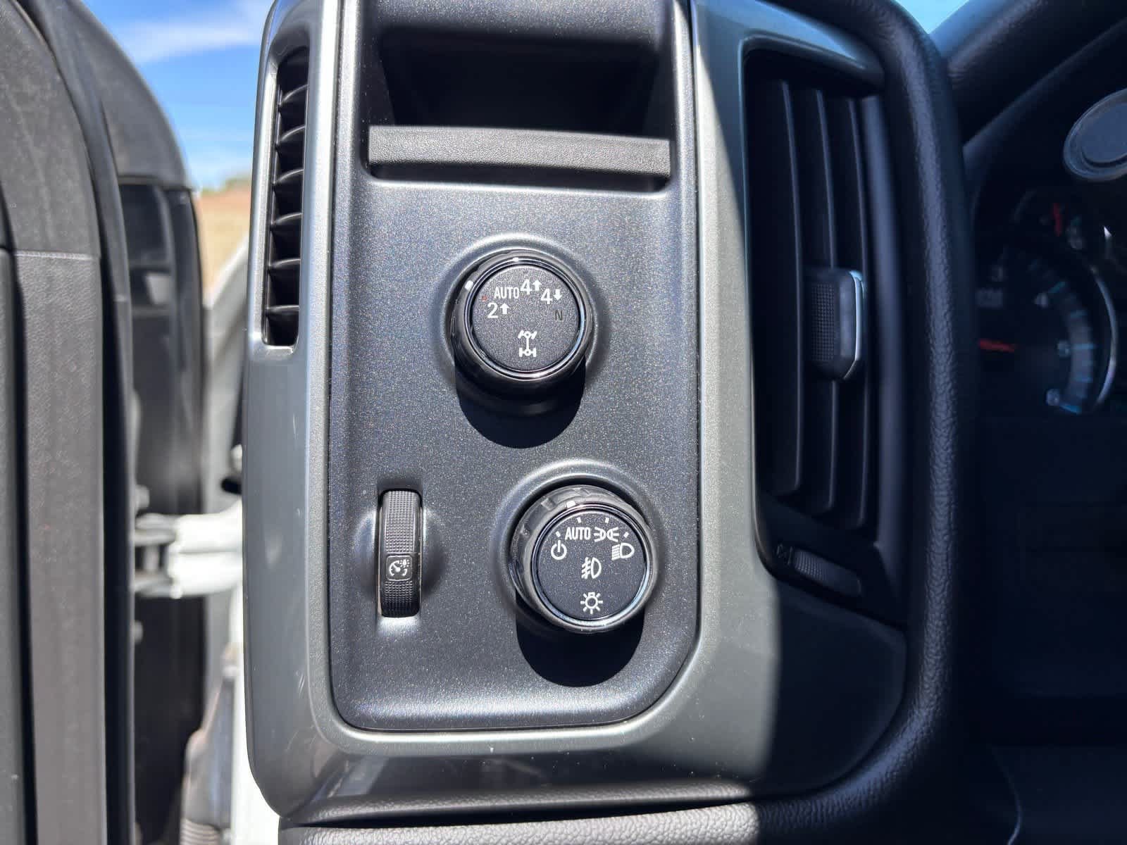 Used 2018 Chevrolet Silverado 1500 LT w/ LT Eassist Package AWD/4WD image 22