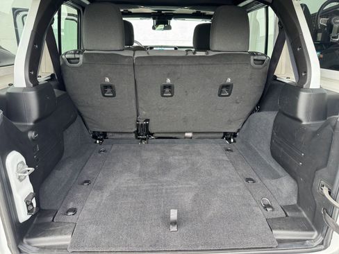 Used 2025 Jeep Wrangler Sahara image 30