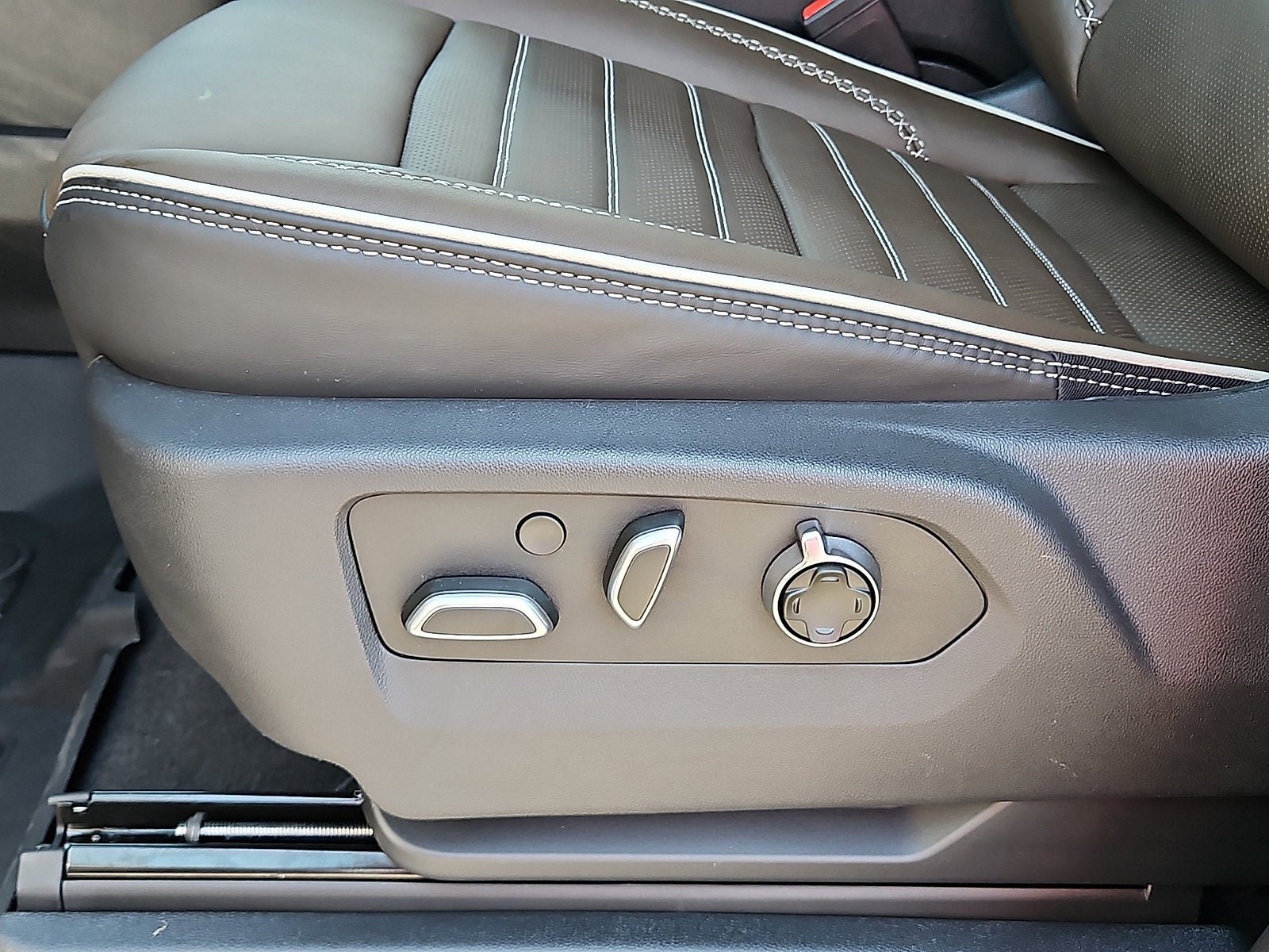 New 2026 GMC Yukon Denali Ultimate AWD/4WD image 13