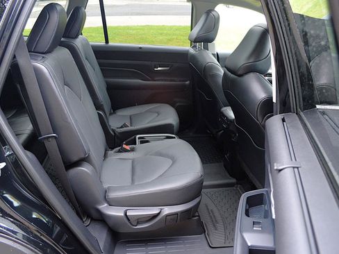 Used 2024 Toyota Grand Highlander AWD image 19