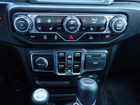 Used 2021 Jeep Gladiator Willys image 16