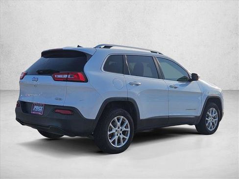 Used 2017 Jeep Cherokee Latitude FWD image 4