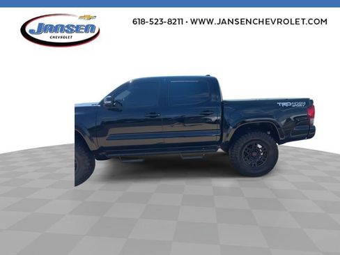 Used 2017 Toyota Tacoma TRD Sport AWD/4WD image 6