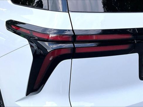 Used 2026 Chevrolet Traverse LT w/ Driver Confidence Package FWD image 28