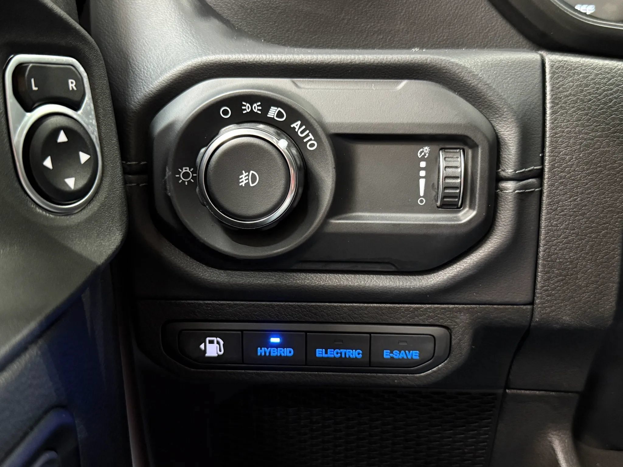 Used 2024 Jeep Wrangler Unlimited Sahara w/ Technology Group AWD/4WD image 27