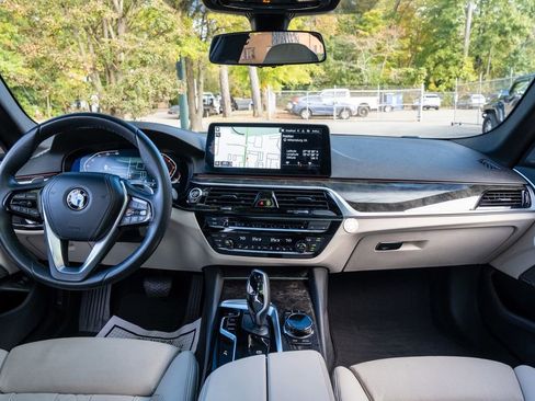 Used 2022 BMW 530i w/ Executive Package image 17