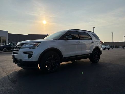 Used 2018 Ford Explorer XLT w/ Equipment Group 202A AWD/4WD image 3