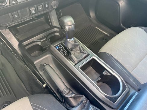 Used 2020 Toyota Tacoma TRD Off-Road AWD/4WD image 19