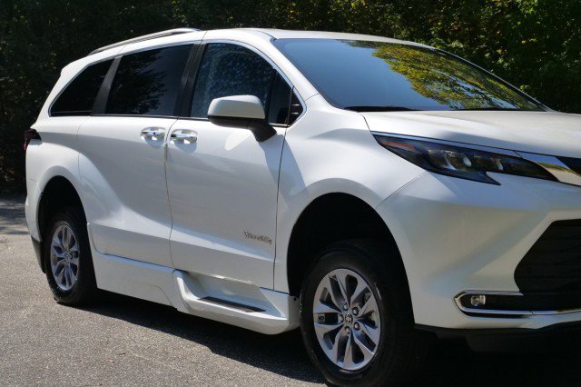 Used 2024 Toyota Sienna XLE w/ XLE Plus Package FWD image 57