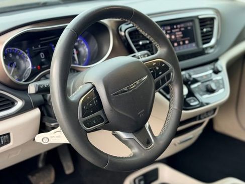 Used 2023 Chrysler Voyager LX image 7