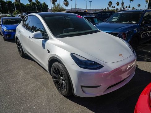 Used 2024 Tesla Model Y Long Range AWD/4WD image 2
