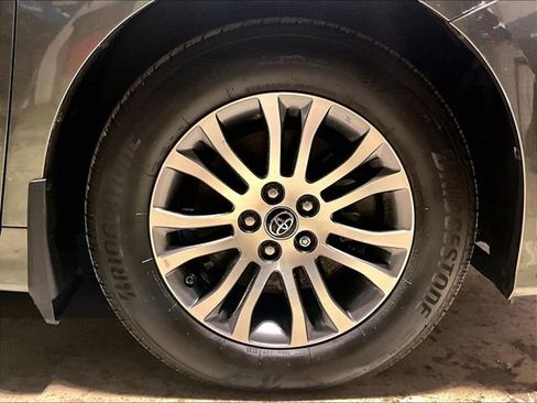 Used 2020 Toyota Sienna XLE w/ XLE Navigation Package image 9