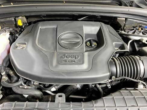 Used 2022 Jeep Grand Cherokee Overland AWD/4WD image 30