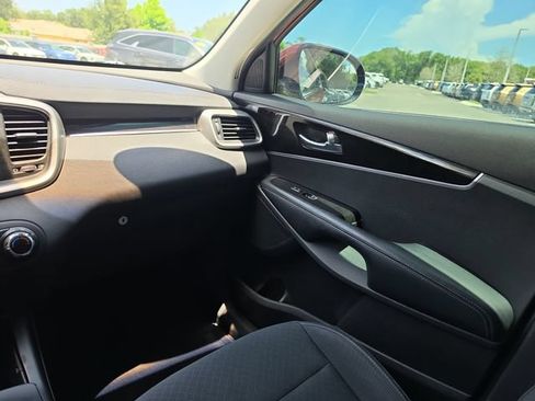 Used 2017 Kia Sorento FWD image 9