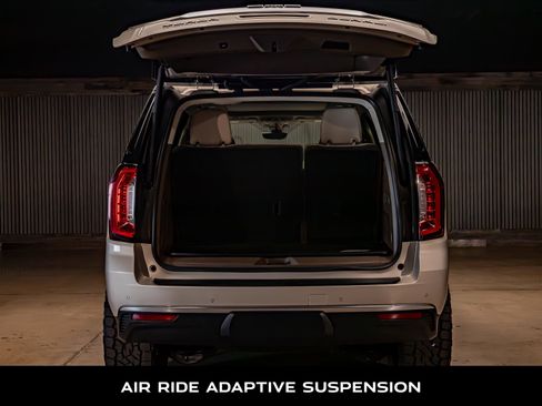 Used 2022 GMC Yukon Denali w/ Denali Premium Package AWD/4WD image 9