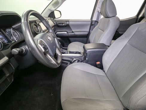 Used 2017 Toyota Tacoma SR5 image 38