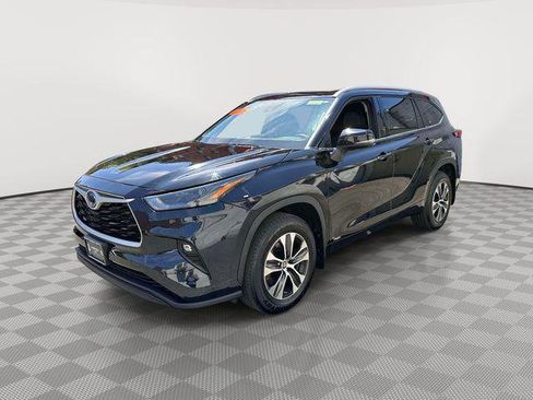 Used 2022 Toyota Highlander XLE AWD/4WD image 6