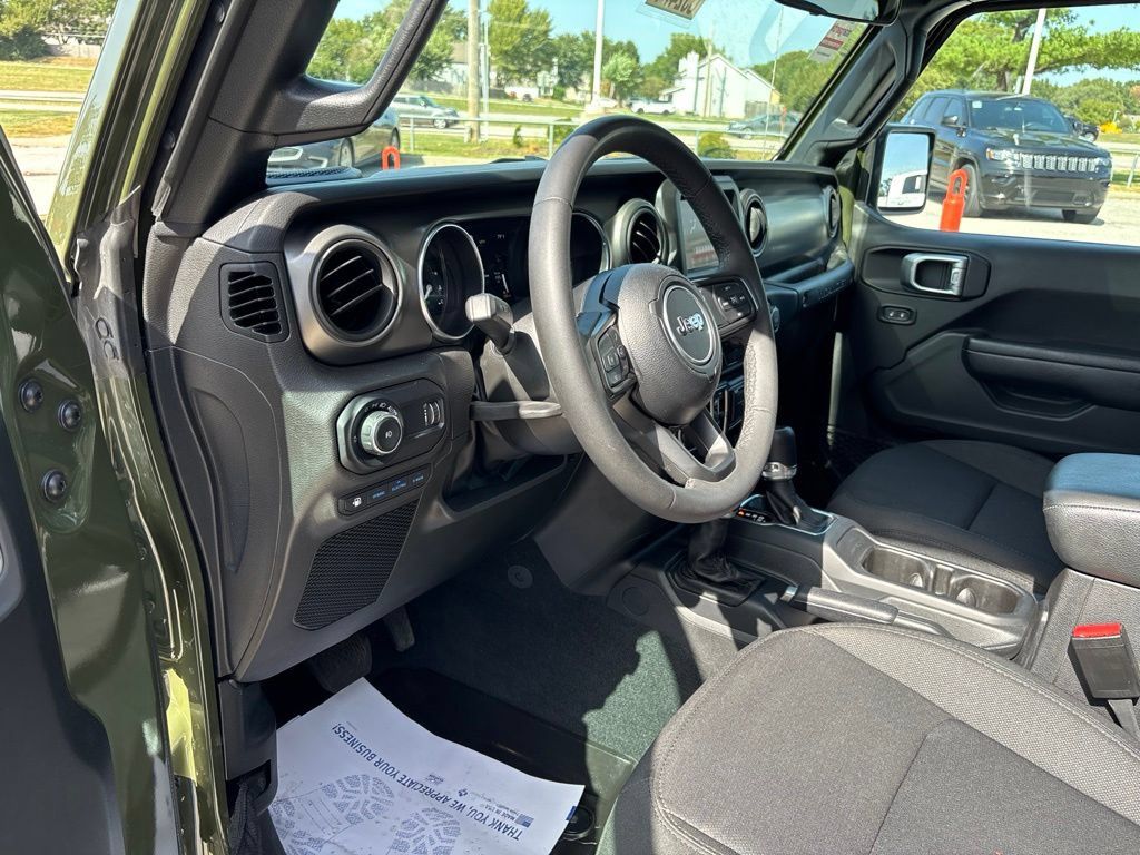 Used 2023 Jeep Wrangler Unlimited AWD/4WD image 32