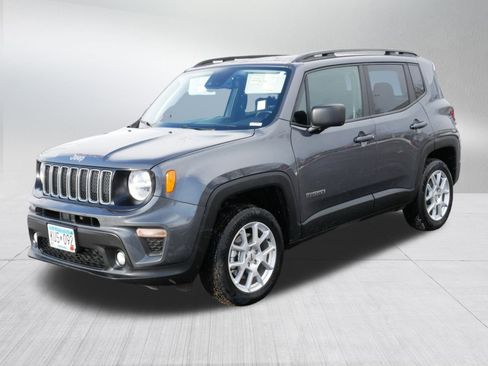 Used 2023 Jeep Renegade Latitude w/ Premium Group image 3